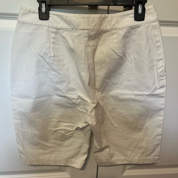 Lauren Ralph Lauren White Flat Front Bermuda Shorts Sz 6 EUC - Picture 2 of 3